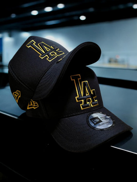 Gorra Premium L.A Negra/Borde Amarillo