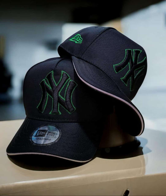 Gorra  1.1  NY Negra Borde Verde