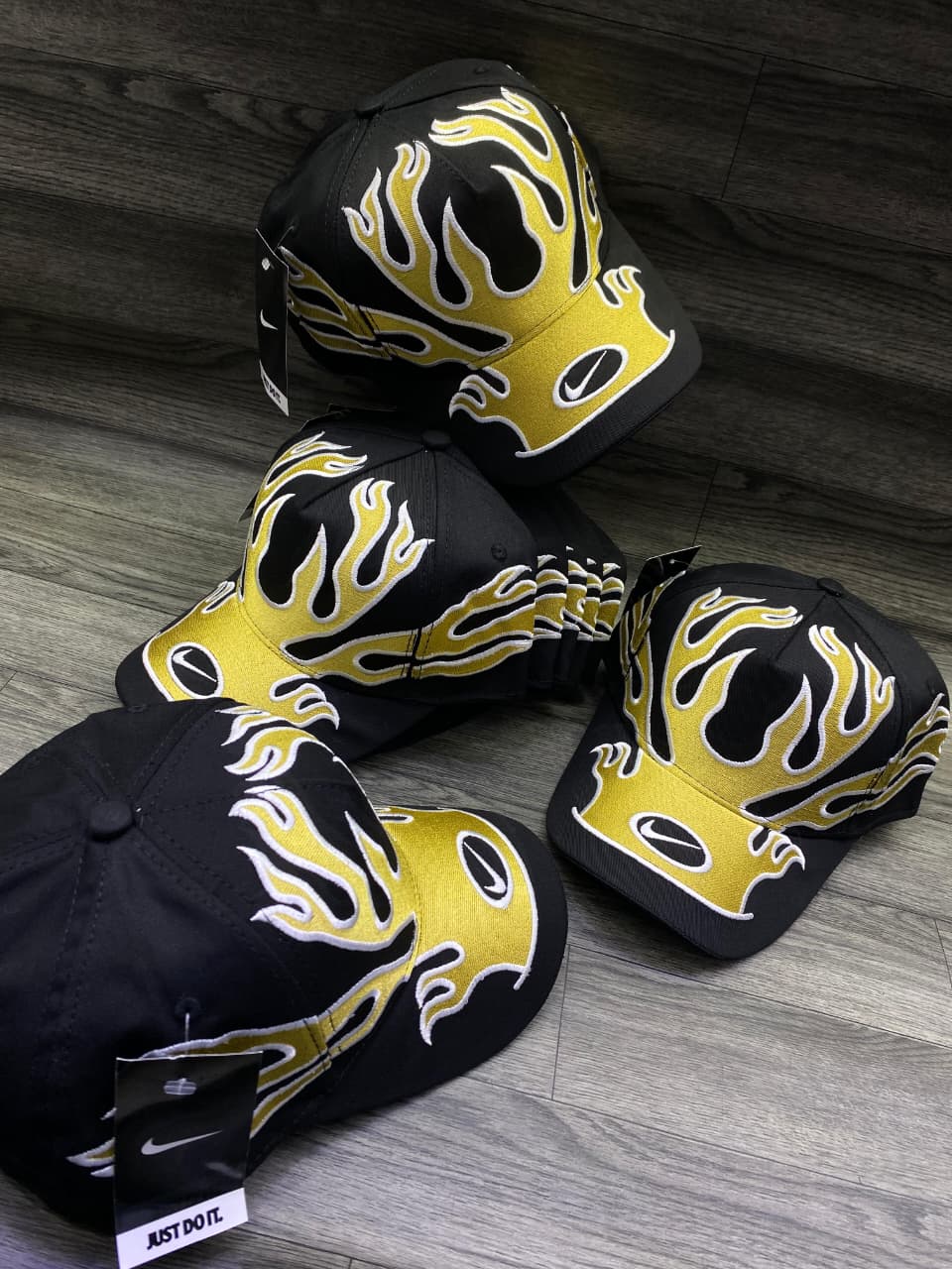 Gorra Especial 2 Nike Llamas Negra/ Amarillo