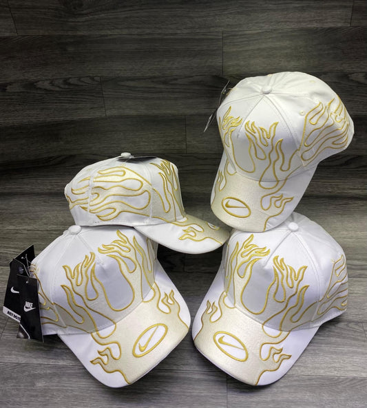Gorra Especial 2 Nike Llamas Blanca Oro